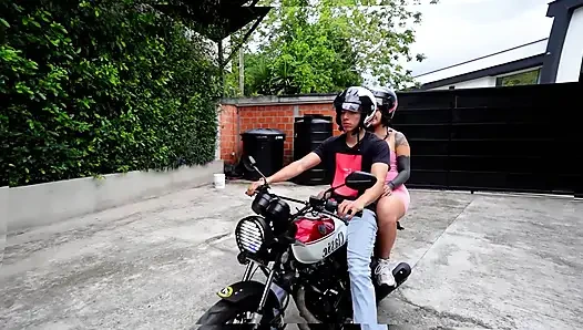 Der Uber-Fahrer erhält meine Muschi als Teil der Zahlung, nachdem er mich nach Hause gebracht hat und keine Möglichkeit zu bezahlen hatte