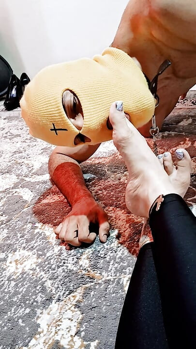 Slaaf getraind om voeten te aanbidden 11 diep likken en zoenen