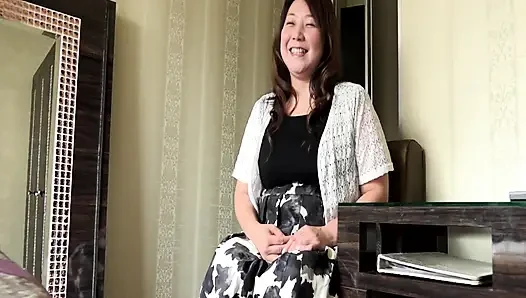 Chubby Japanese MILF Blowjob
