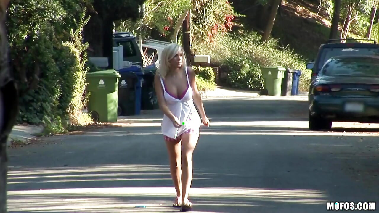 Shes a Freak - Trim Britney Beth dokucza z Hot Two Dildos Solo Sex Tape