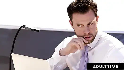 ADULT TIME - seksi ofis hizmetçisi Kenna James sinsi anal ilişki için aşırı çalışan evli patronla alay ediyor