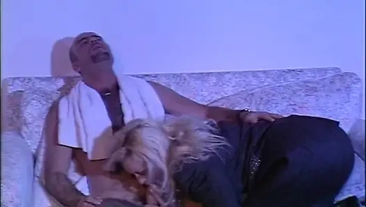 Seksi sarışın ağızda yarak seviyor