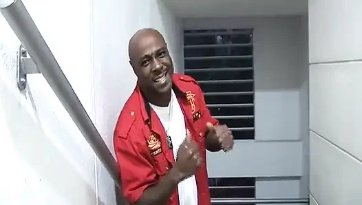 Esmer hatun büyük zenci yarağını emiyor ve sikiyor