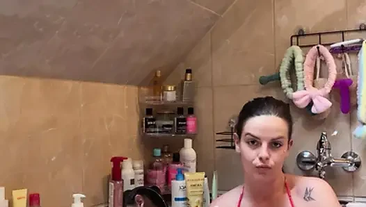 Atemberaubende milf, brünette Katy Feet wäscht zuerst feuchte sohlen und dann ihre perfekten zehen mit seife