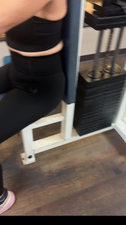 Ελπίζω τα νέα παιδιά στο γυμναστήριο να απολαύσουν τη σέξι αθλητική μπλούζα μου!