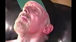 Зрелый мужчина Deacon отжаивает в любительском видео