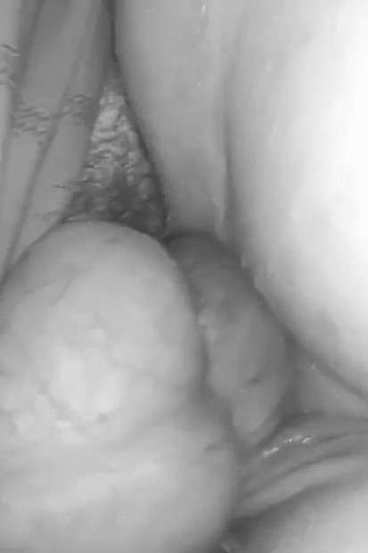 Muž snima svoju ženu kako curi mokrog ljubitelja trljanja sa kondomom