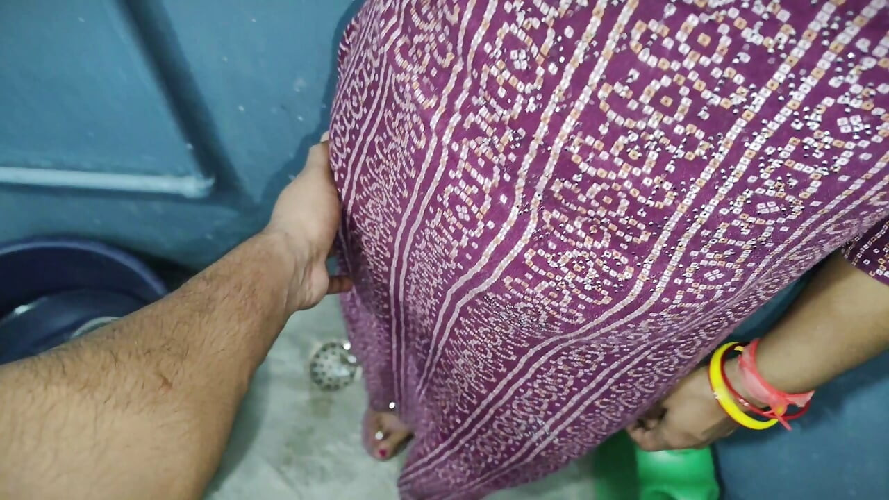 نامادری دسی من تو حموم داره دیک بزرگ هندی رو می‌مکه تا آبش تو دهنش بریزه