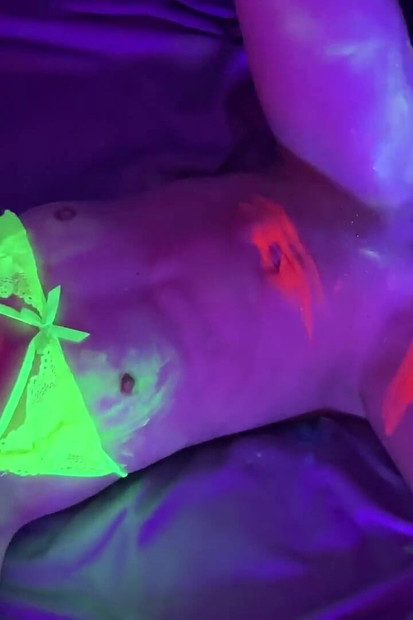 Πλήρες βίντεο - Glow Party! Παρτούζα Bukkake για πουτάνα που διψάει για χύσια - Cliff Media Productions