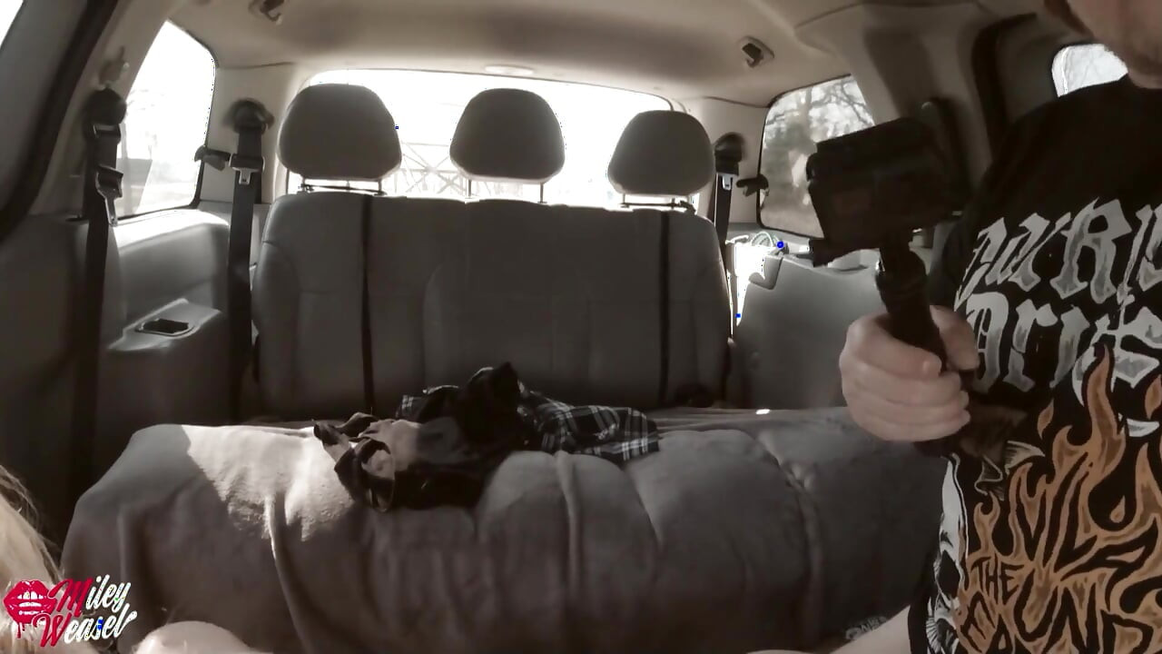 Rubia con porquería recibe inseminación en el culo mientras lava un coche