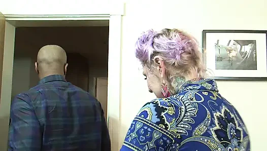 Ateşli dövmeli büyük götlü piliç yerde büyük zenci yarağı tarafından sikiliyor