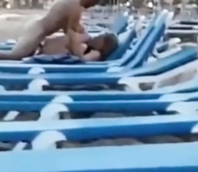 Signora matura si fa scopare in spiaggia