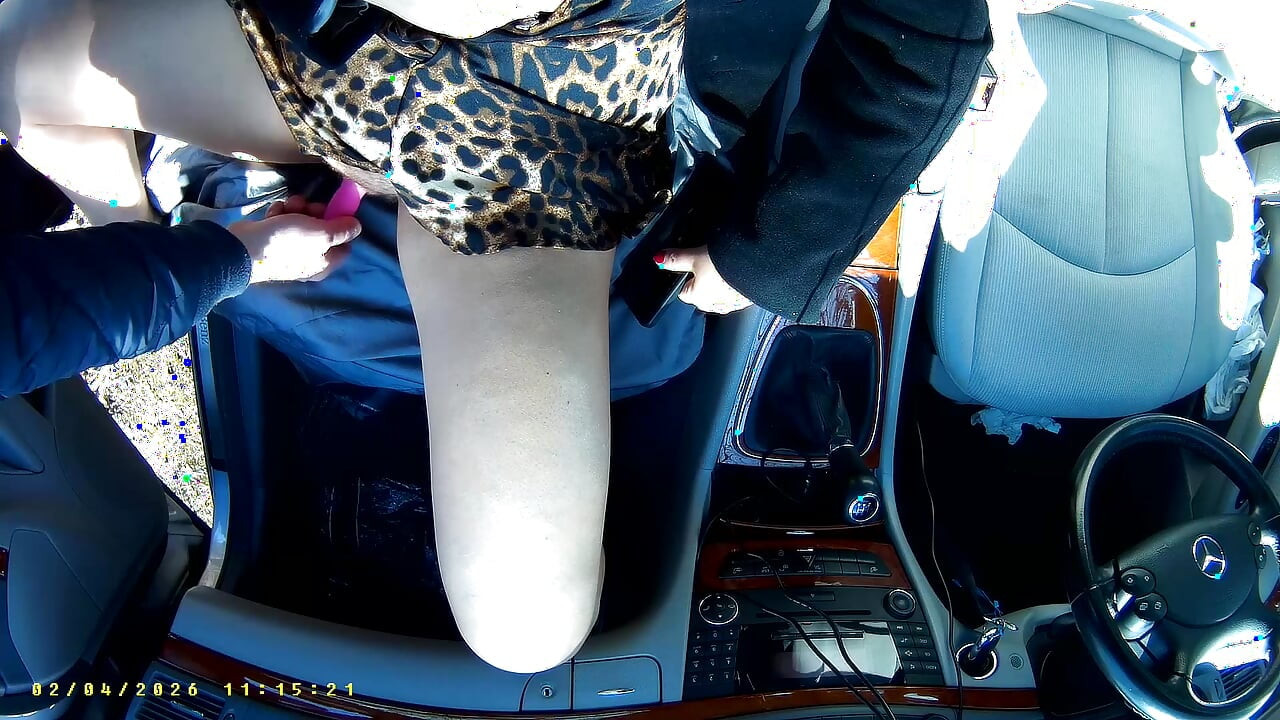 A whore cums in the car.