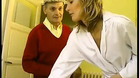 Eine hübsche ehefrau bietet einem großvater vor ihrem ehemann an!