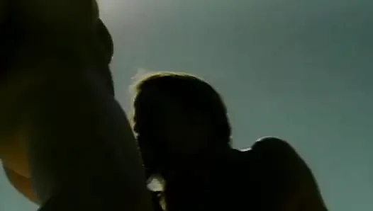 Seksi sarışın sürtük açık havada ateşli sikişiyor