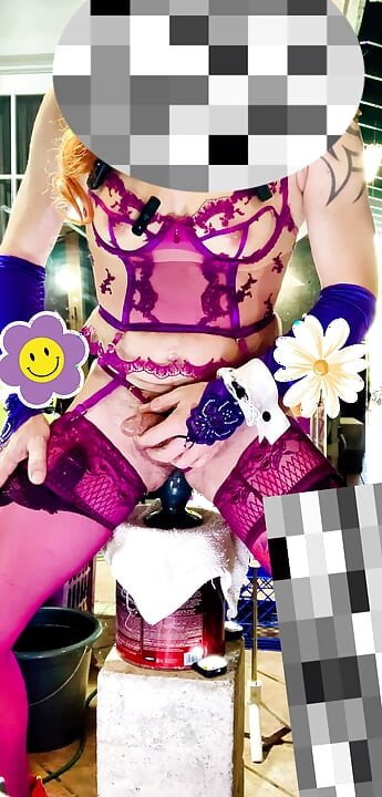 TS 拉丁性感内衣在户外散步, 肛门内有假阳具