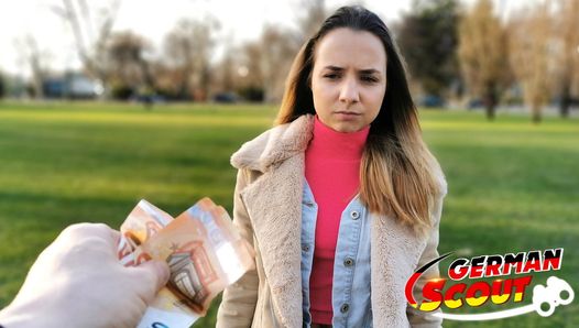 Duitse scout - kleine tiener Mona neukt voor geld bij het ophalen van de cast