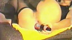 Wkładanie butelki analnej! - butelka piwa w dupie dziewczyny