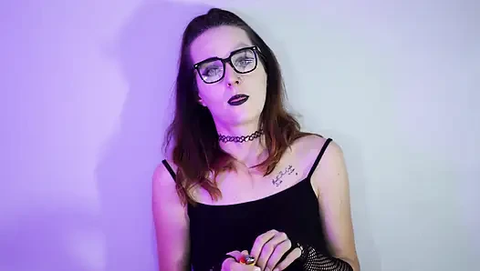 Goth-mädchen raucht in netzstrümpfen