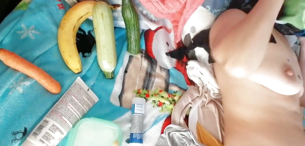 Amatørkone onanerer med fingrene i fitta