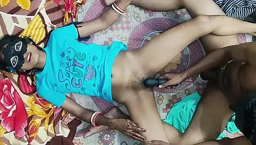 Genç üvey kız kardeş erkek kardeşine götünü siktiriyor, ilk kez ağrılı anal seks