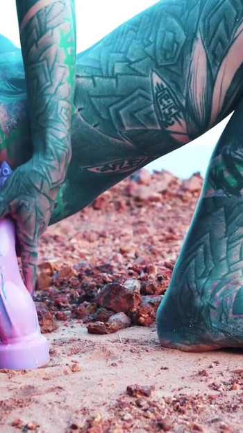 Masturbiram napolju u blizini mog anosa sa dildom | Klip 3