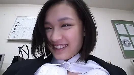 Orta yaşlı bir adam ve iş arayan üniversiteli bir kadın.