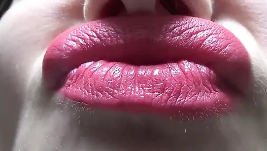 Ciuman dan bebek wajah dengan bibir merah muda besar