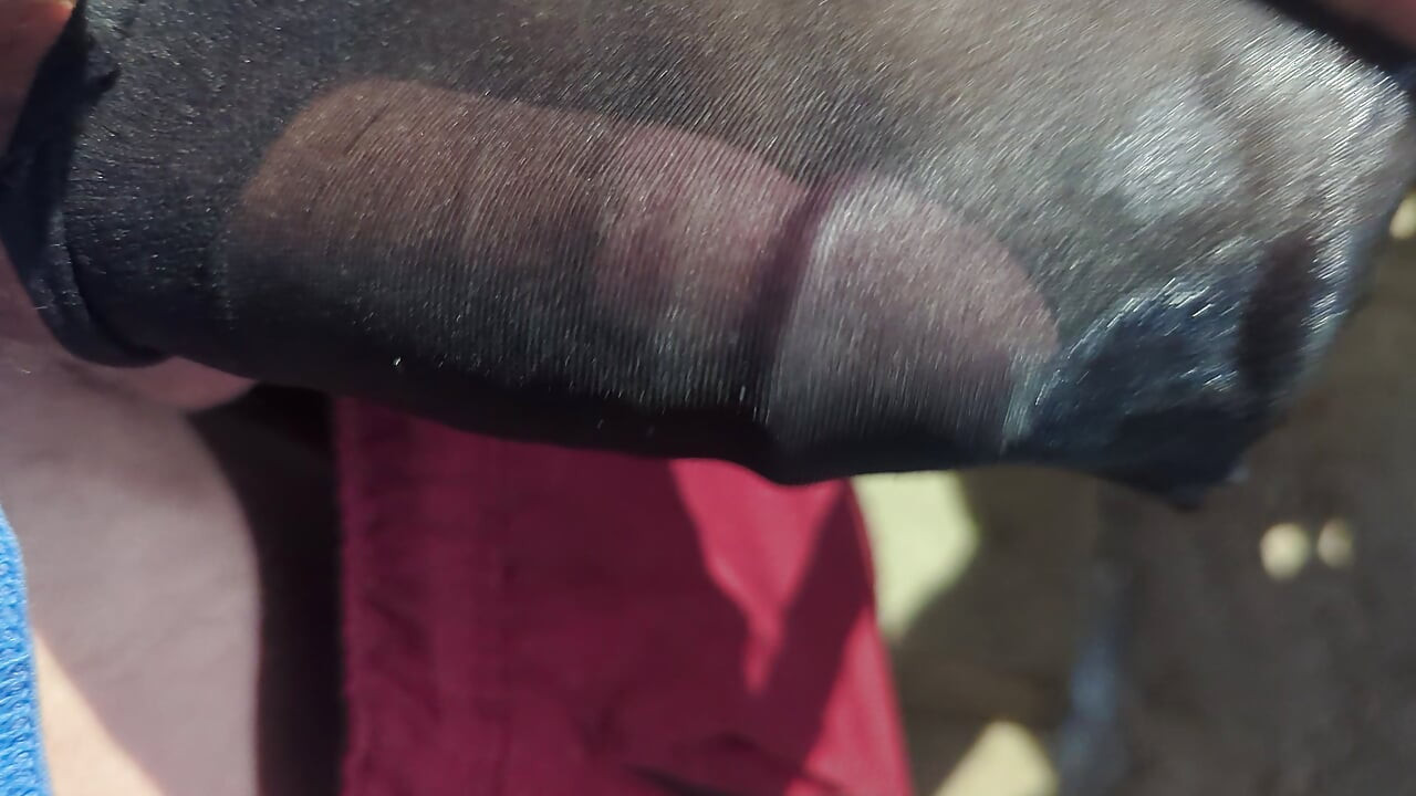 Moj kurac trlja o najlonke i moju džepnu pičku.