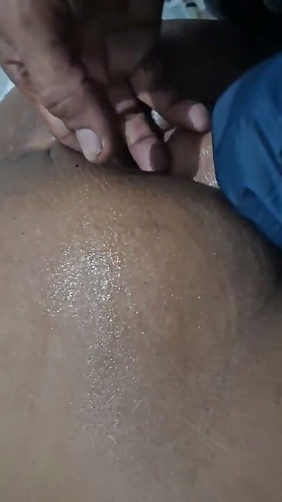 전체 손을 보지에 넣기