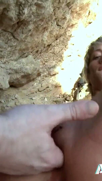 Anal en la playa para la rubia Nicky Wayne, le encanta que la cojan en perrito | Clip 3