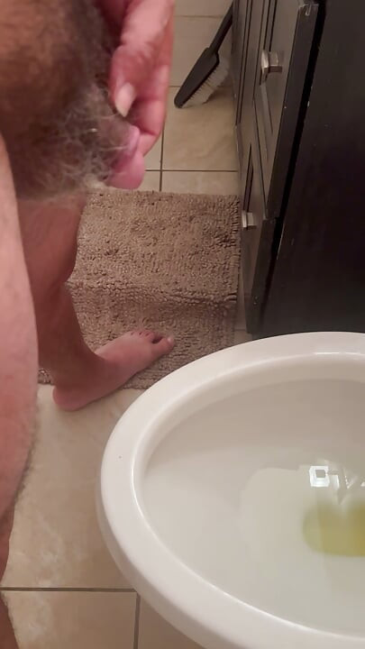 Meando En El Baño De Casa