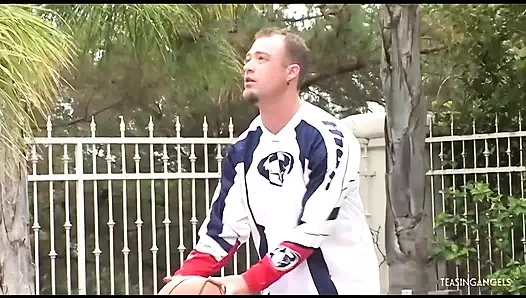 Basketbol oynamak bu sarışın bebeği azdırıyor ve mahkemede sert sikiliyor