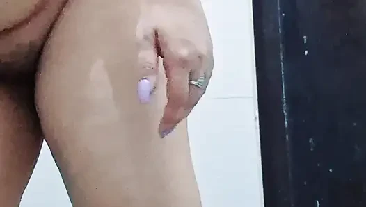 Pakistanisches mädchen auf live-cam im badezimmer gefunden