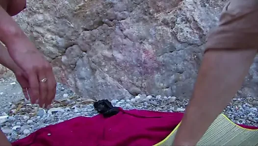 Seksi bikinili genç kız plajda sert sikiliyor
