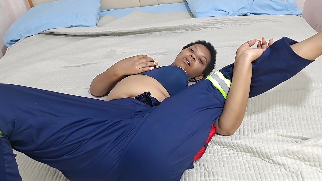 修道女の膣に大きなキュウリが入っている