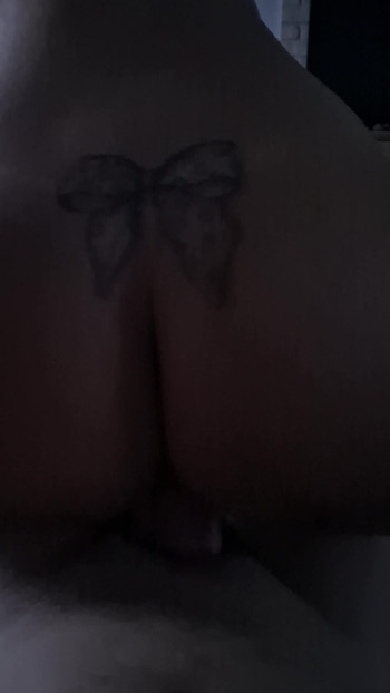 Soirée baise avec une fille sexy avec des tatouages et une éjaculation sur le cul | Clip 2