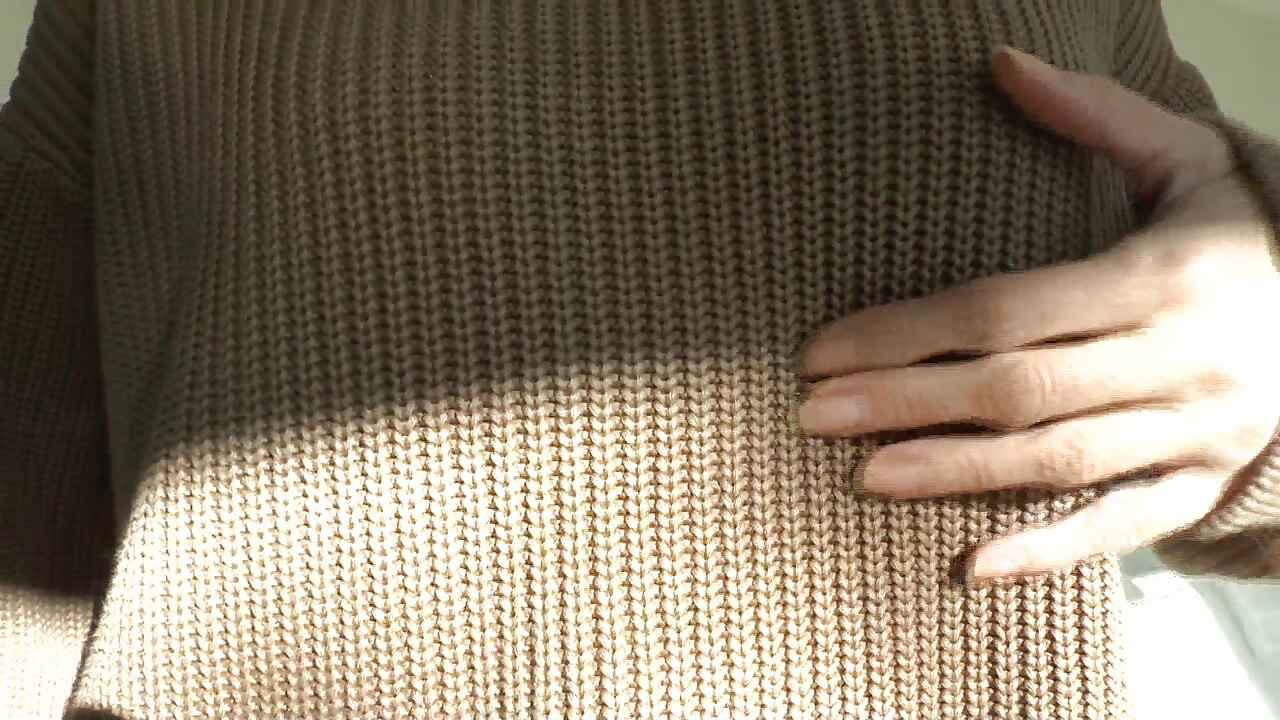 Бризни на мій светр! Леді Вікторія Валенте у товстому светрі з коміром