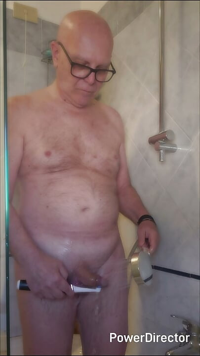 샤워실에서 작은 단단한 자지