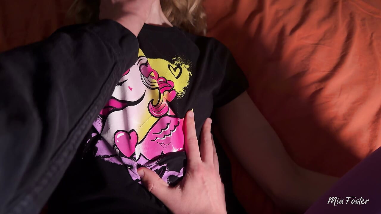 Soră vitregă excitată vrea să experimenteze squirting-ul, așa că am futut-o tare