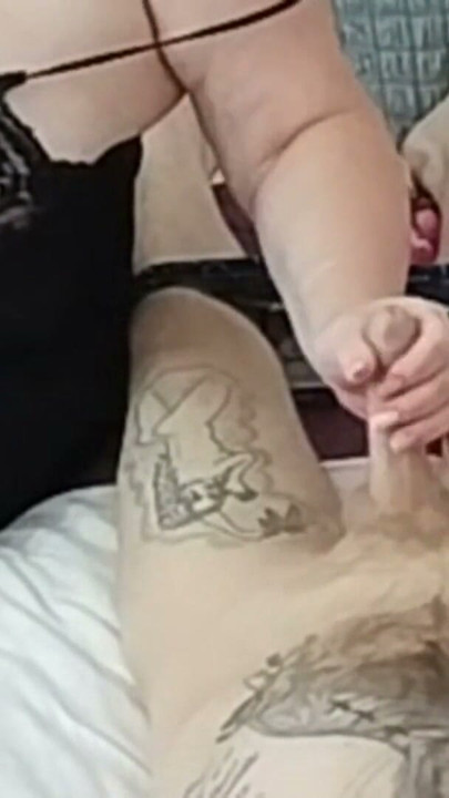 Het sletje aait en trekt aan mijn lul tot een cumshot | Clip 1