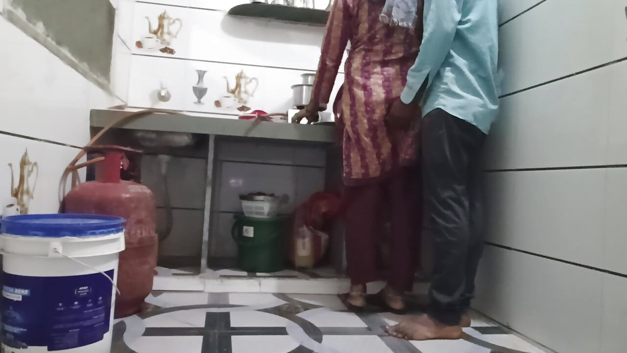 Padosi Ne pahla kitchen mein