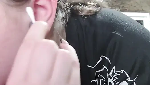 Подчищаю мое ухо крупным планом