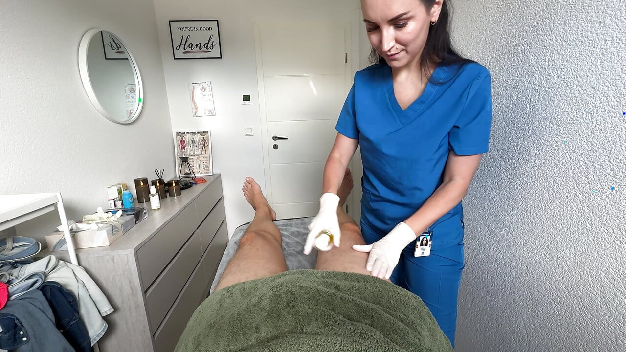Une masseuse sexy enfile des gants en latex pour une éjaculation dé désordre avec fin heureuse