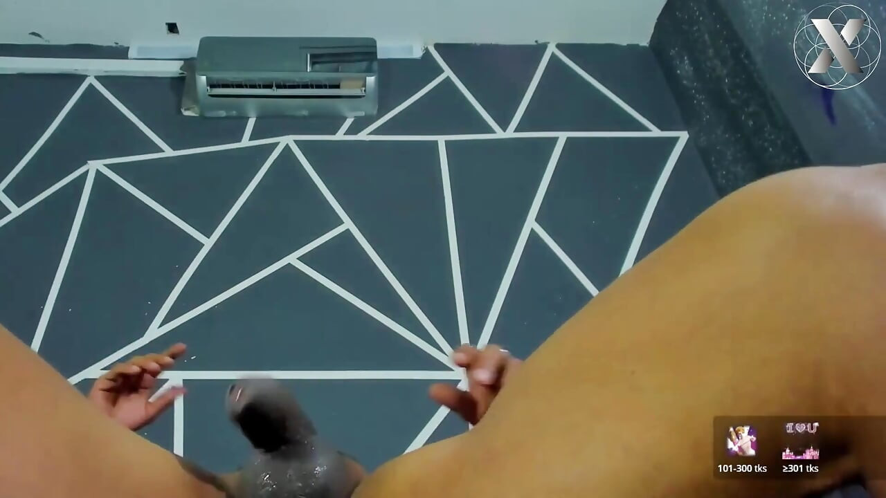 濕透的貓咪得到蔬菜