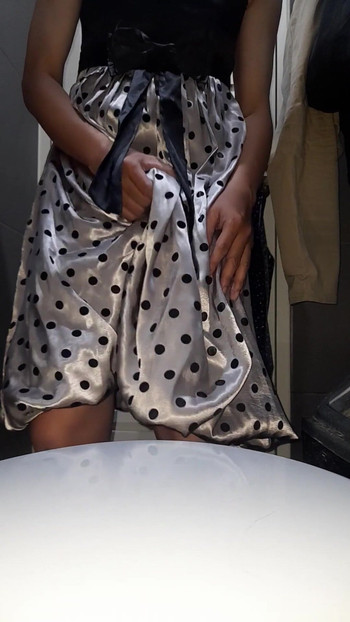 Uzbudljiv trenutak iz "Crossdresser koji nosi spermu u satenskoj svilenoj haljini na točkice sa svilenkastom podstavom"