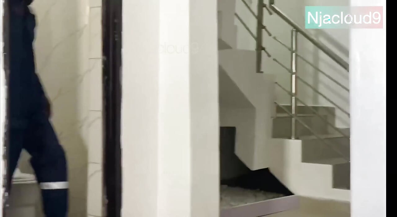 トイレを直しに来たのに、結局彼女の肛門を掘ってしまいました