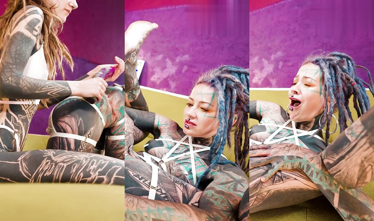 Chicas Alt tatuadas se vuelven locas con juguetes enormes