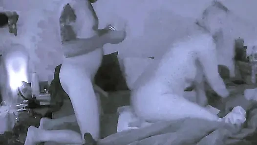 Yeni bir oyuncakla götümü açıyor, sonra sikişiyor ve ağzı açık götümde dölüyle beni dolduruyor