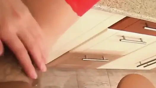 Волосатая девушка в красном соблазняет свою киску бананом